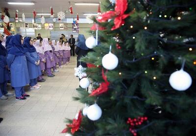 تصویر جالب از جشن کریسمس در یک مدرسه دخترانه تهران