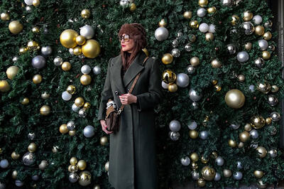  عکس متفاوت خانم بازیگر با لباس و کلاه کریسمسی