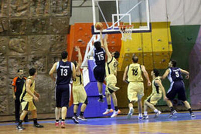 پیروزی تیم بسکتبال همیاری زنجان در مقابل تیم دانشگاه آزاد تهران