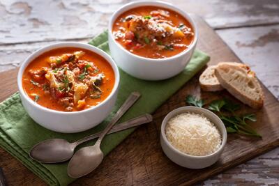  طرز تهیه سوپ گوجه و پنیر؛ پیش غذایی گرم و مغذی