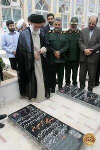 حضور رهبر معظم انقلاب و حاج قاسم سلیمانی بر مزار یکی از شهدای عملیات کربلای چهار در گلزار شهدای کرمان