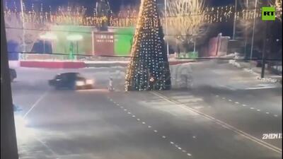  راننده جوان با خودرو به درخت کریسمس کوبید و ... +ویدیو