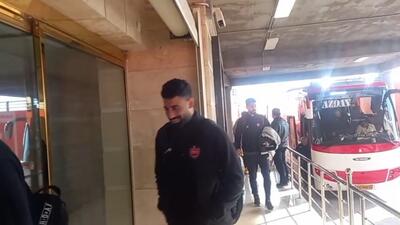 ورود بازیکنان تیم های مس رفسنجان و پرسپولیس به ورزشگاه و بازدید از چمن