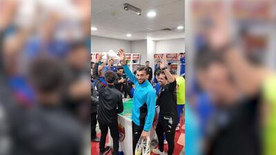 قدردانی از امیر خلیفه اصل و جشن بازیکنان استقلال خوزستان بعد از پیروزی مقابل ذوب آهن