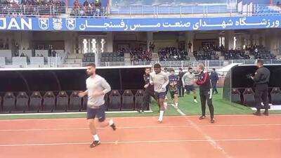 گرم کردن بازیکنان مس رفسنجان و پرسپولیس قبل از آغاز بازی