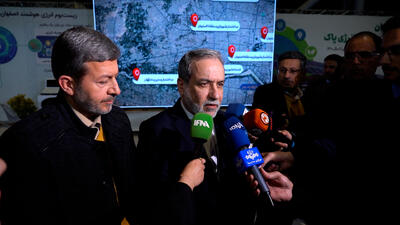 عراقچی در هوای آلوده در نمایشگاه انرژیهای پاک