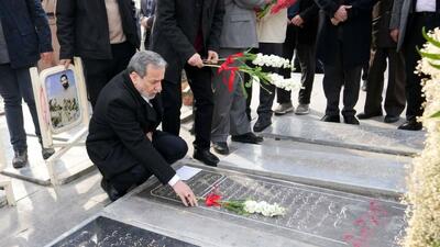 حضور وزیر امور خارجه در گلستان شهدای اصفهان و زیارت مزار شهیدان