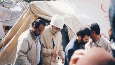  گوشه‌هایی از سفر رهبر انقلاب به کرمان با لباس مبدل پس از زلزله دی ماه ۱۳۸۲ شهر بم