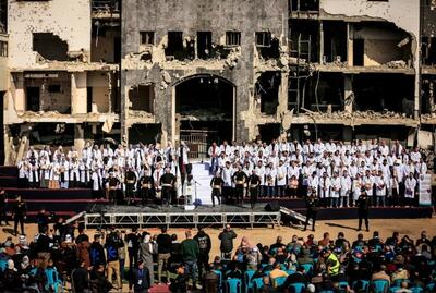  گزارش الجزیره: فارغ‌التحصیلی ۱۶۸ پزشک فلسطینی در میان ویرانه‌های بزرگ‌ترین بیمارستان غزه