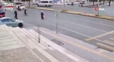  ببینید | تصاویر شوکه‌کننده از یک تصادف؛ زن به صورت عمدی وسط جاده ایستاد؟ / لحظه برخورد شدید با موتورسوار