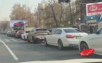  صف طولانی خودروهای لوکس برای خرید بنزین ۸۰ هزار تومانی/جزییات - کلبه سرگرمی