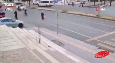  ببینید | تصاویر شوکه‌کننده از یک تصادف؛ زن به صورت عمدی وسط جاده ایستاد؟ / لحظه برخورد شدید با موتورسوار - کلبه سرگرمی