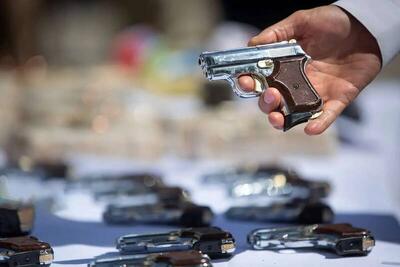 فیلم/ قدرت‌نمایی اوباش با کلت اسباب‌بازی!