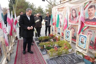 عکس/ ادای احترام عراقچی به شهدای استان اصفهان