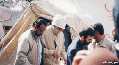 گوشه‌هایی از سفر رهبر انقلاب به کرمان با لباس مبدل پس از زلزله دی ماه ۱۳۸۲ شهر بم