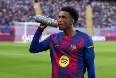 سلفی مدافع بارسلونا در مسجد شیخ زاید در تعطیلات کریسمس / عکس - پارس فوتبال