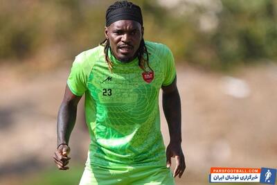 هوادار استقلال روبه‌روی تیوی بیفوما: یاسر آسانی سرورته!