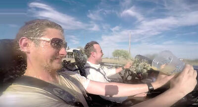 نوشیدن قهوه و حمل کیک با آریل اتم! - پدال