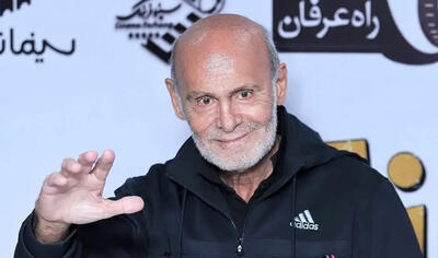  سفر در زمان| «جمشید هاشم پور» در 27 سالگی در حال خوانندگی در کافه؛ سال 50