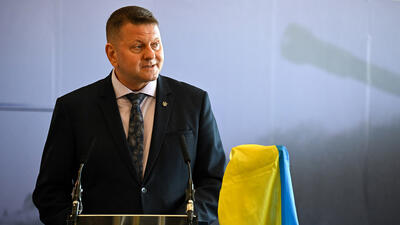 نظرسنجی: زلنسکی در انتخابات ریاست جمهوری اوکراین از ژنرال ارشد سابق خود شکست خواهد خورد