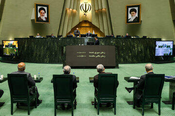 نماینده مجلس در گفت وگو با شفقنا: زور دولت فقط به کارمندان رسیده است! / با افزایش ۲۰ درصدی حقوق‌ها مخالفت می‌کنیم/«سال آینده تورم شدیدی خواهیم داشت»