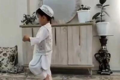  آواز شاد؛ ببینید این پسر بچه اندازه لوبیا سفید چه با ادا و اصول میرقصه آدم ضعف میکنه