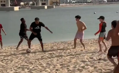 فوتبال بازی کردن لامین یامال با کودکان اماراتی در سواحل دوبی