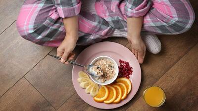  فواید غذا خوردن روی زمین + فیلم
