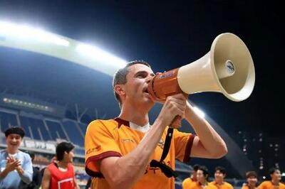 یاسر آسانی همه را انگشت به دهان گذاشت