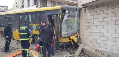 برخورد وحشتناک یک اتوبوس با دیوار در بزرگراه ستاری