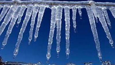  اطراف این آبشار ۲۵ متری قندیل بست!