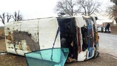 ۴ مصدوم در پی واژگونی اتوبوس در بزرگراه تهران–کرج