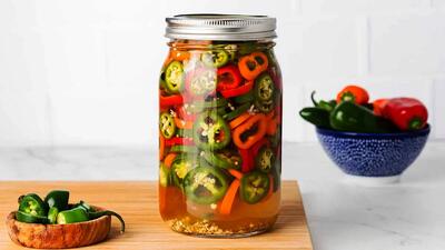 تند بودن ترشی؟ این ترفندها تندی فلفل را کم می‌کنند/ راز آشپزی حرفه‌ای؛ چگونه تندی فلفل ترشی را کنترل کنیم