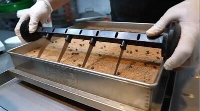  طرز تهیه کیک برنجی شکلاتی خیابانی در سئول (فیلم)