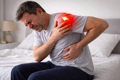 درد معده که به پشت کتف می‌زند نشانه چیست؟