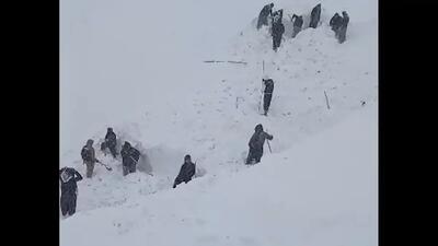 حادثه سقوط بهمن در سردشت آذربایجان غربی | یک کشته و یک مفقود (فیلم)