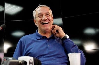 کفاشیان: زنوزی با صحبت‌هایش به تماشاگران خط می‌دهد