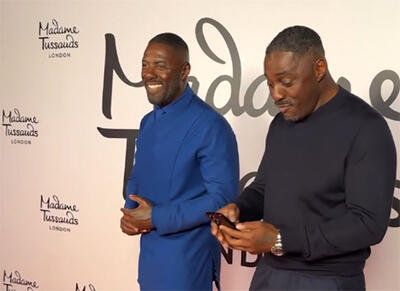  اقدام بامزه بازیگر مشهور در مراسم رونمایی از مجسمه مومی‌‌اش