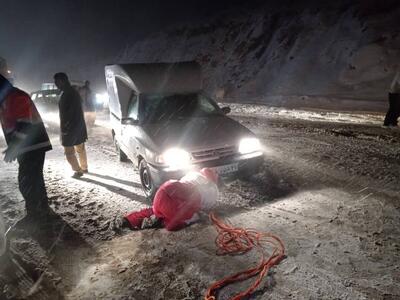  امدادرسانی و توزیع بسته‌های غذایی اضطراری در محور اشنویه – ارومیه