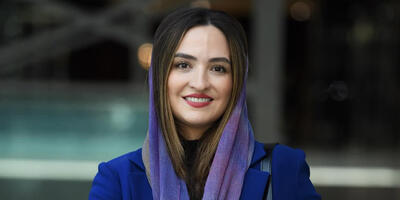  گلاره عباسی در مراسم رونمایی از یک کتاب با موهای فرفری‌اش دلبری کرد! - چی بپوشم