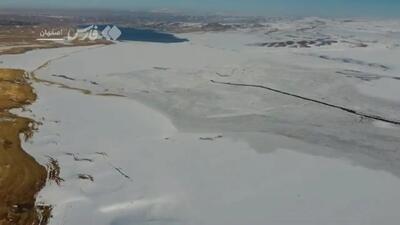  دریاچهٔ زاینده‌رود یخ زد + فیلم