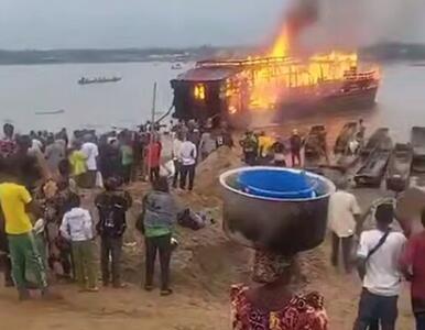 ببینید / به آتش کشیدن کشتی‌ فردی که در غنا ادعا کرده بود طوفان نوح خواهد آمد