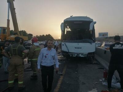 تصادف اتوبوس در آزادراه تهران کرج؛ ایجاد ترافیک سنگین