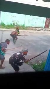 ببینید | رویارویی با تیر و کمان میان دو قبیله در خیابان‌های پاپوآگینه پربازدید شد