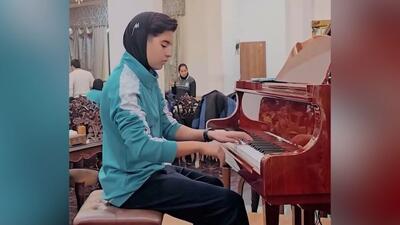پیانو نوازی زیبای تینا جهانشاهی، بازیکن بانوان استقلال