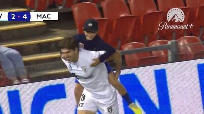 شادی جالب پس از گلزنی همراه با توپ جمع کن