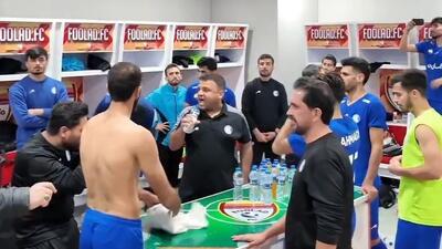 شادی بازیکنان استقلال خوزستان در رختکن پس از برتری مقابل ذوب آهن