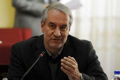 کفاشیان: زنوزی با صحبت‌هایش به تماشاگران خط می‌دهد