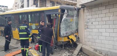 برخورد عجیب اتوبوس شهری با مانع در تهران + تصاویر | ۲ نفر مصدوم شدند