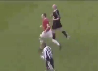 ویدئو نوستالوژی: از بحث با داور تا گل تماشایی؛ حرکت ناگهانی وین رونی